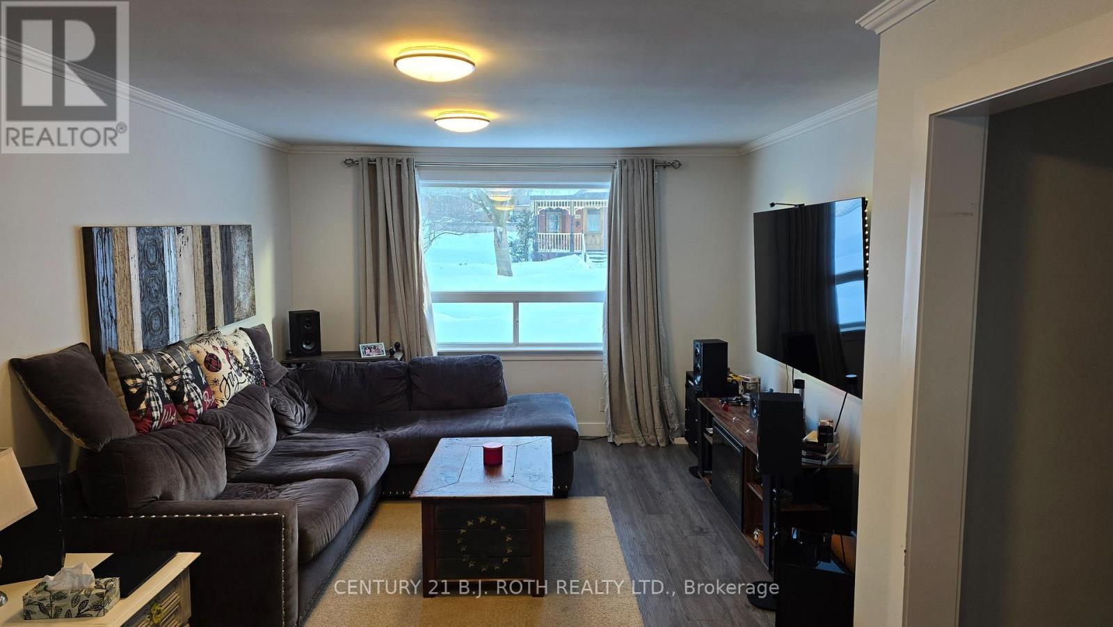 121 Cumberland Street, Barrie, ON - Indoor Photo Showing Living Room