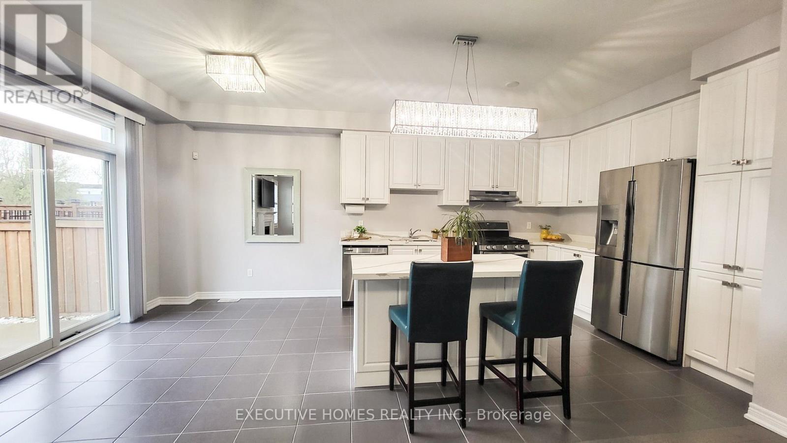 7 Spokanne Street, Brampton, ON - Indoor Photo Showing Kitchen With Upgraded Kitchen