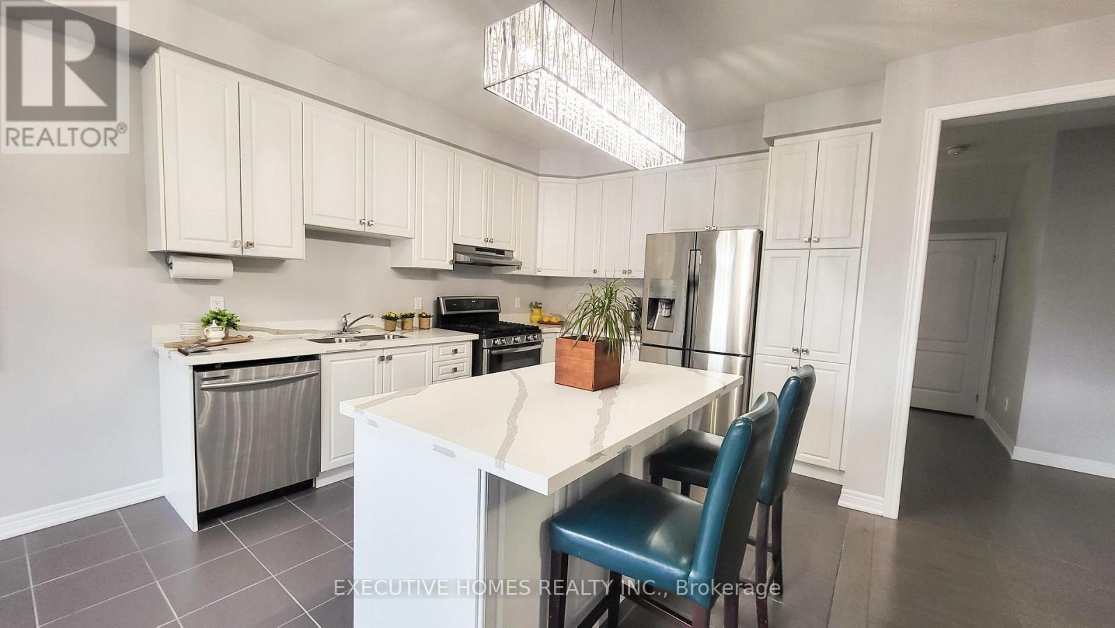 7 Spokanne Street, Brampton, ON - Indoor Photo Showing Kitchen With Double Sink With Upgraded Kitchen