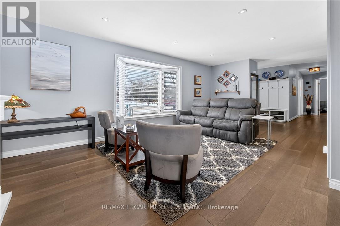 42004 Highway 3, Wainfleet, ON - Indoor Photo Showing Living Room