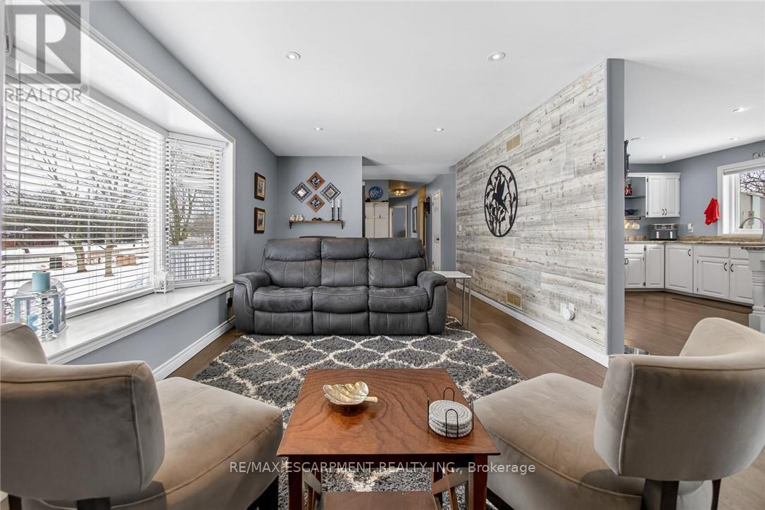 42004 Highway 3, Wainfleet, ON - Indoor Photo Showing Living Room