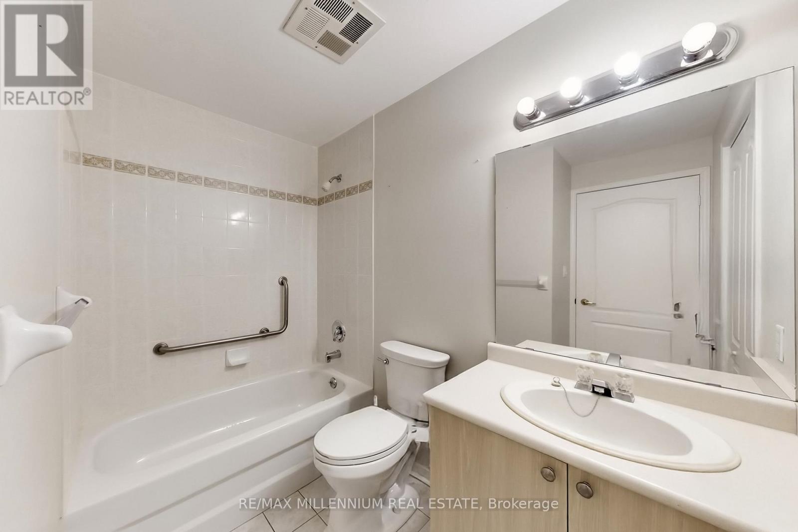 619 - 7373 Martingrove Road, Vaughan, ON - Indoor Photo Showing Bathroom
