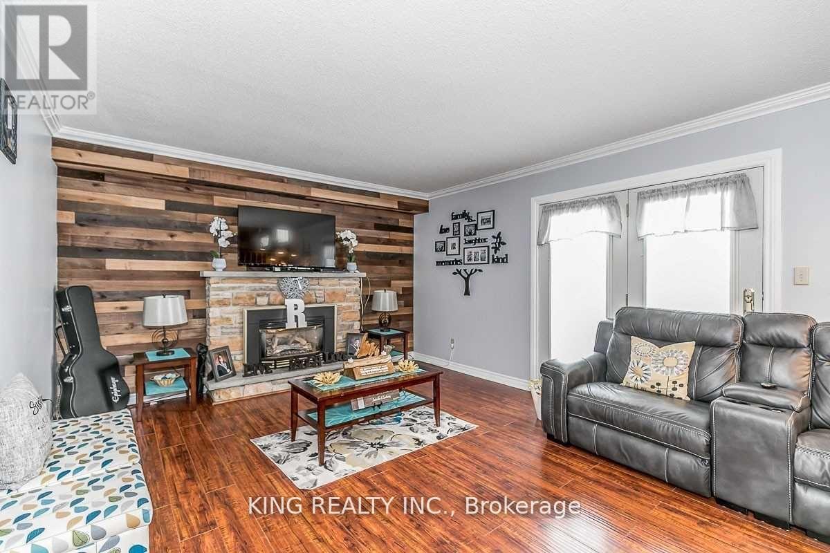 40 Victoria Crescent, Caledon, ON - Indoor Photo Showing Living Room With Fireplace