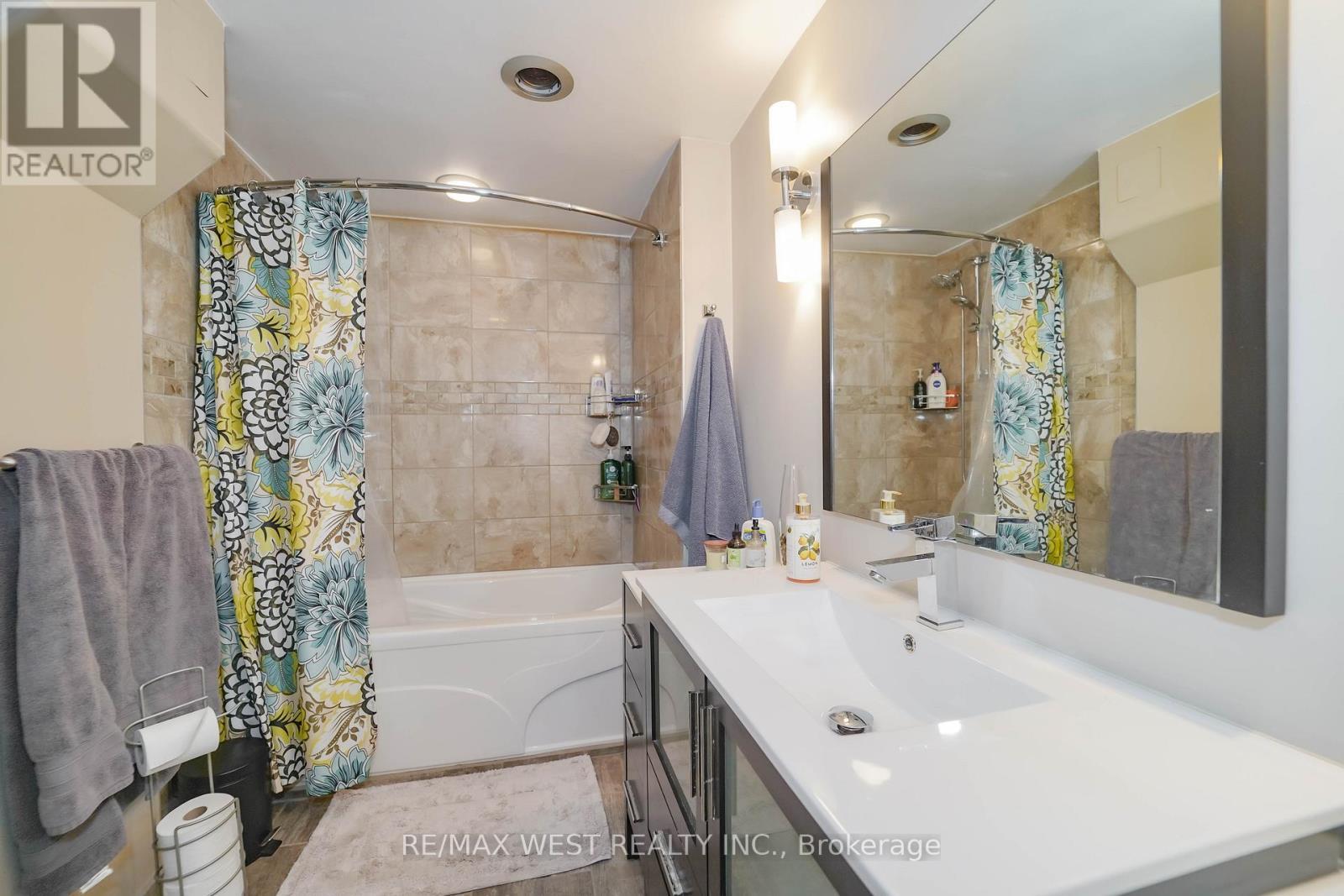 892 Sixth Street, Mississauga, ON - Indoor Photo Showing Bathroom
