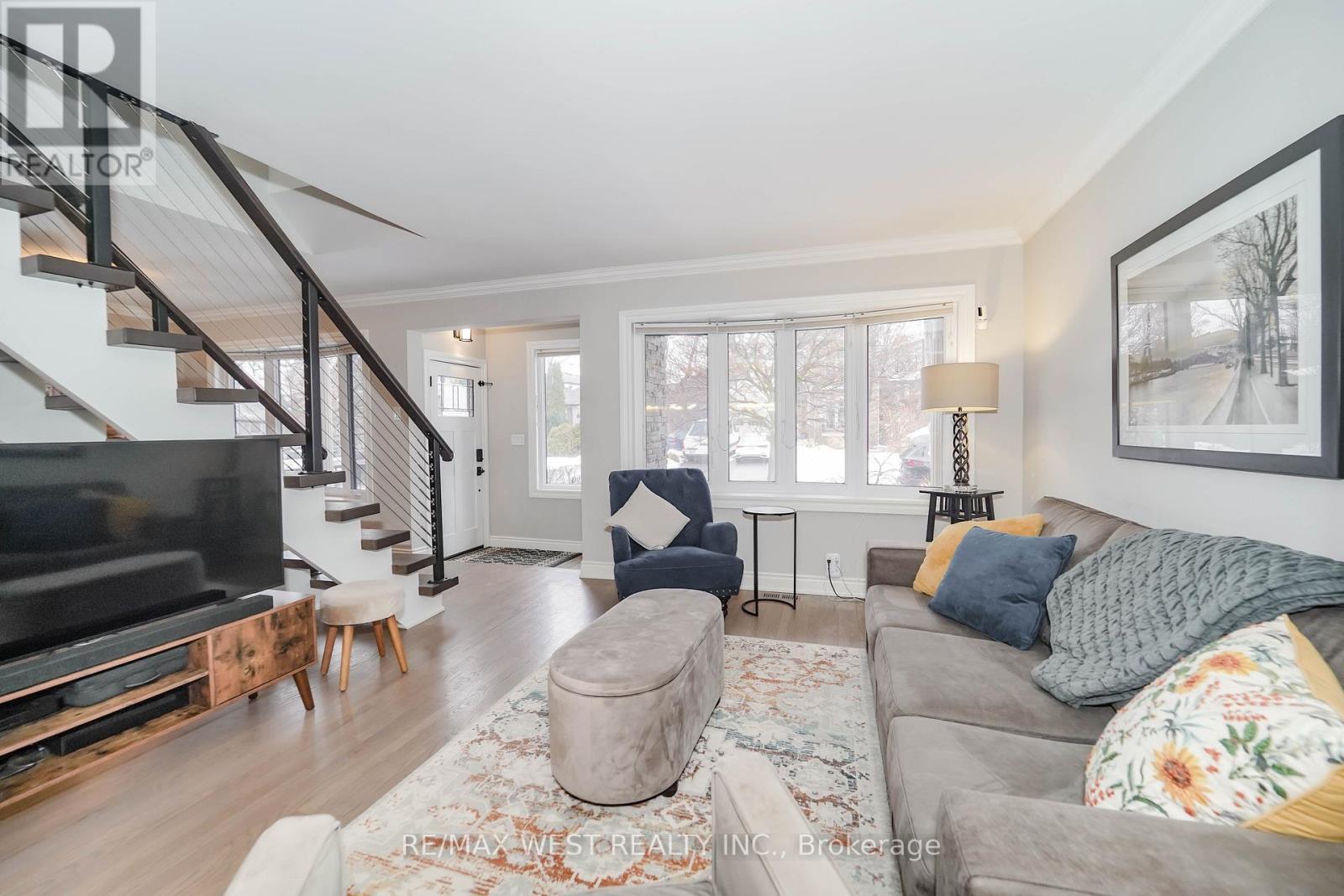 892 Sixth Street, Mississauga, ON - Indoor Photo Showing Living Room