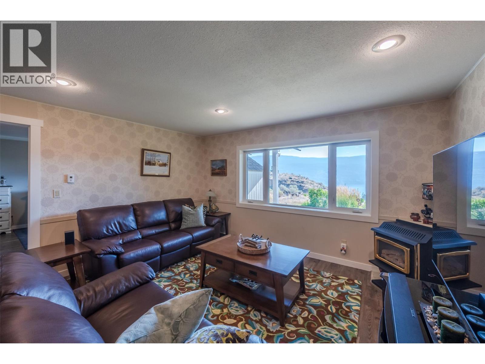150 Sumac Ridge Drive, Summerland, BC - Indoor Photo Showing Living Room