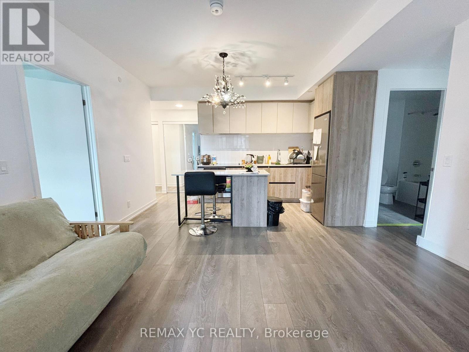 324 - 8 Beverley Glen Boulevard, Vaughan, ON - Indoor