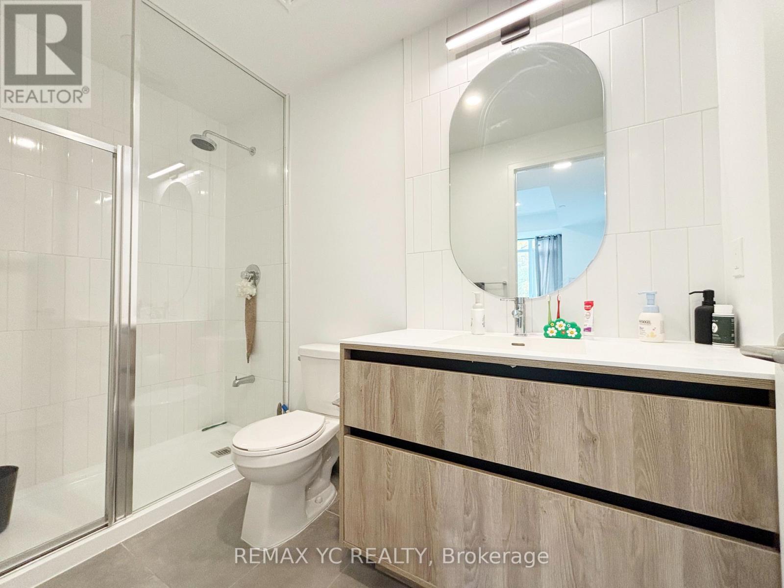 324 - 8 Beverley Glen Boulevard, Vaughan, ON - Indoor Photo Showing Bathroom