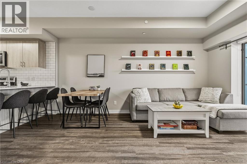 16 Markle Crescent Unit# 413, Hamilton, ON - Indoor Photo Showing Living Room