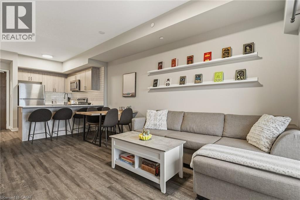 16 Markle Crescent Unit# 413, Hamilton, ON - Indoor Photo Showing Living Room