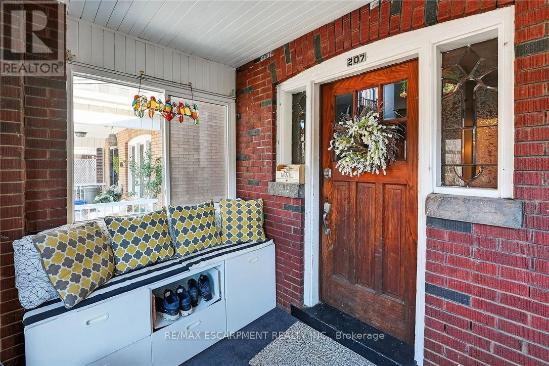 207 Edgemont Street S, Hamilton, ON - Outdoor With Exterior