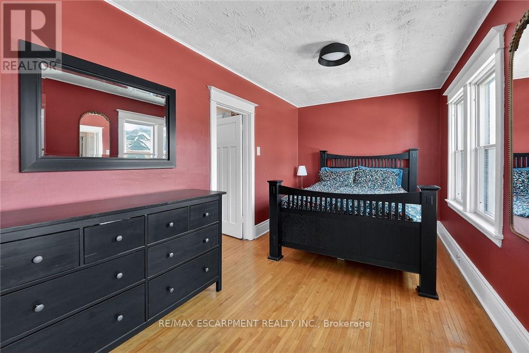 207 Edgemont Street S, Hamilton, ON - Indoor Photo Showing Bedroom
