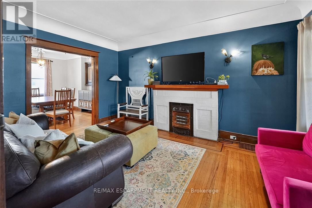 207 Edgemont Street S, Hamilton, ON - Indoor Photo Showing Living Room