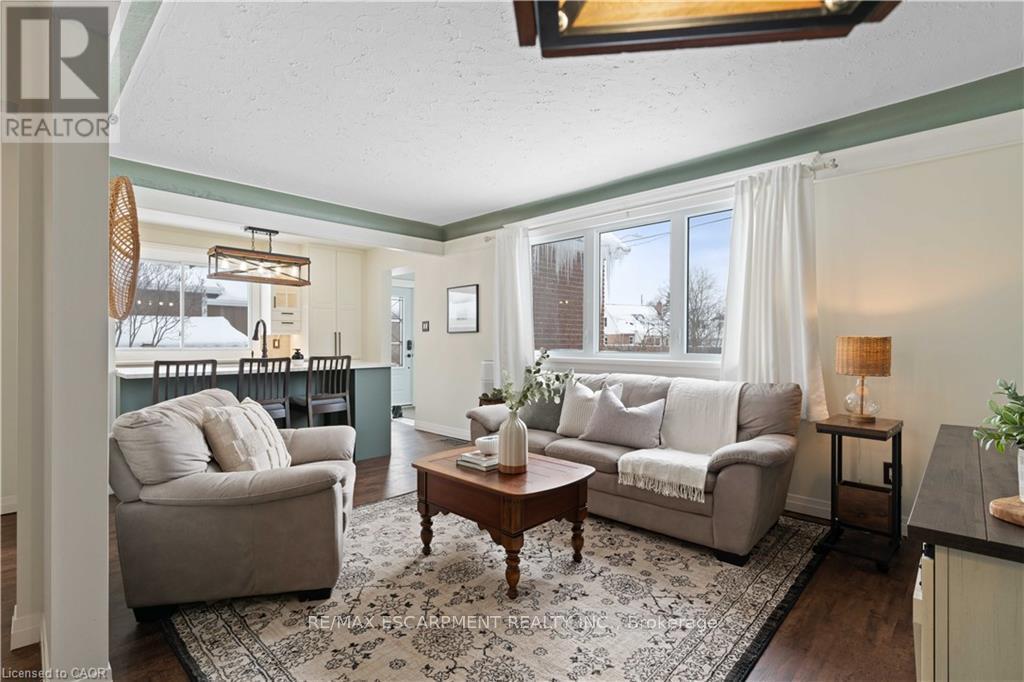18 Flanders Avenue, St. Catharines, ON - Indoor Photo Showing Living Room
