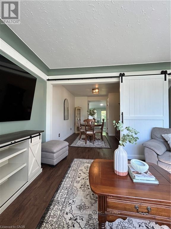 18 Flanders Avenue, St. Catharines, ON - Indoor Photo Showing Living Room