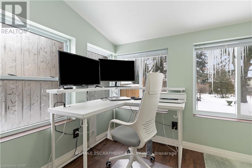 18 Flanders Avenue, St. Catharines, ON - Indoor Photo Showing Office