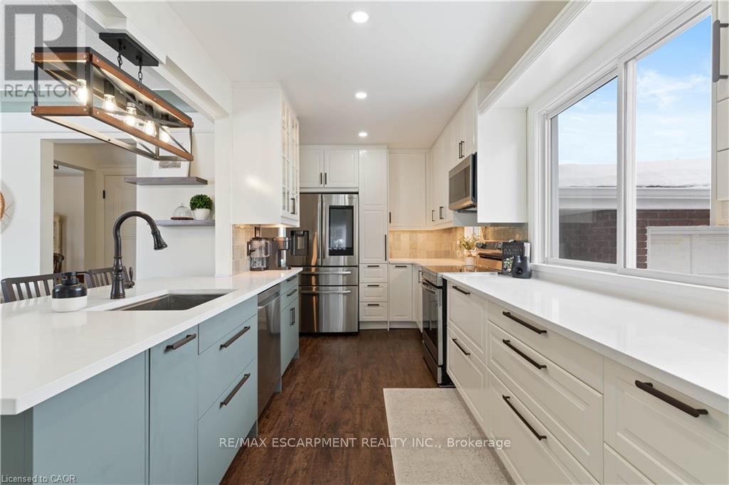 18 Flanders Avenue, St. Catharines, ON - Indoor Photo Showing Kitchen With Stainless Steel Kitchen With Upgraded Kitchen
