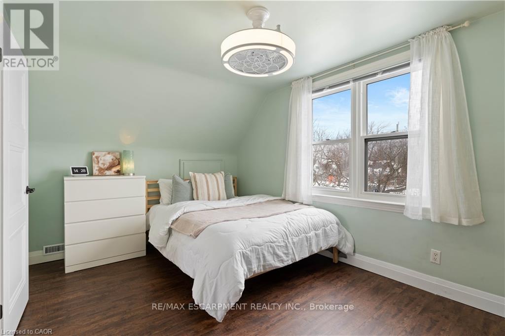 18 Flanders Avenue, St. Catharines, ON - Indoor Photo Showing Bedroom