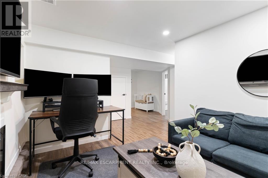 18 Flanders Avenue, St. Catharines, ON - Indoor Photo Showing Office