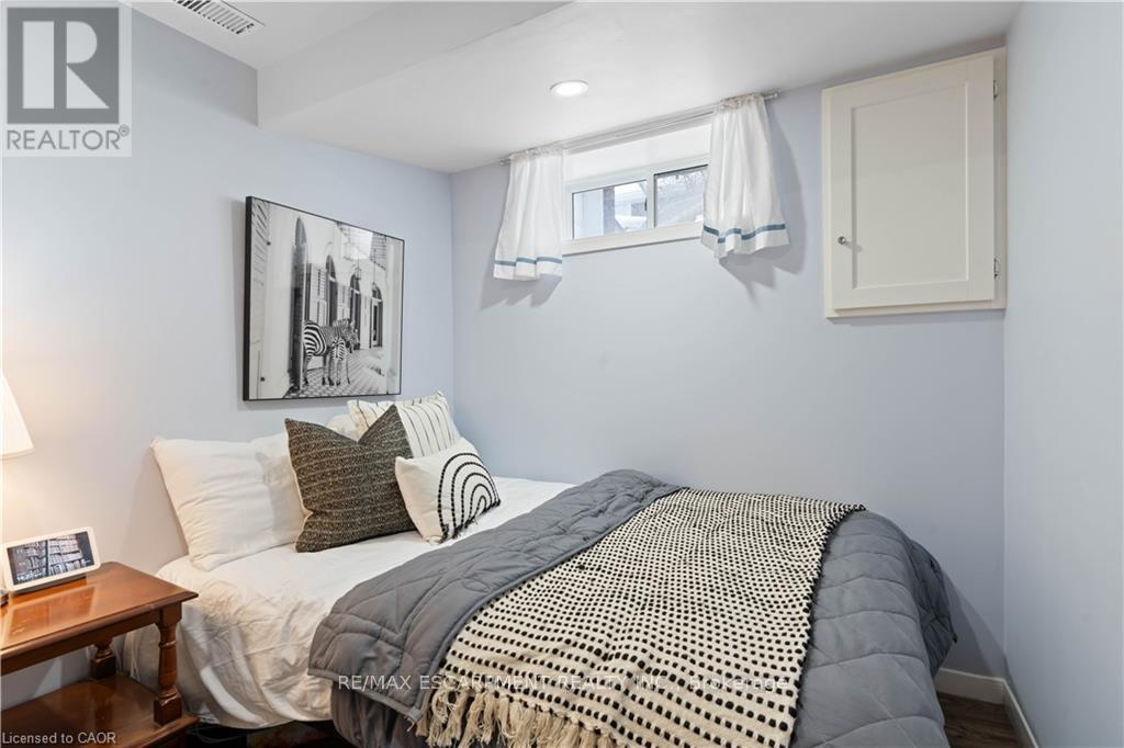 18 Flanders Avenue, St. Catharines, ON - Indoor Photo Showing Bedroom