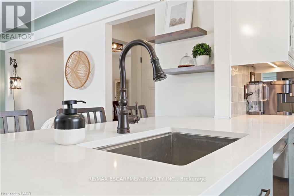 18 Flanders Avenue, St. Catharines, ON - Indoor Photo Showing Kitchen