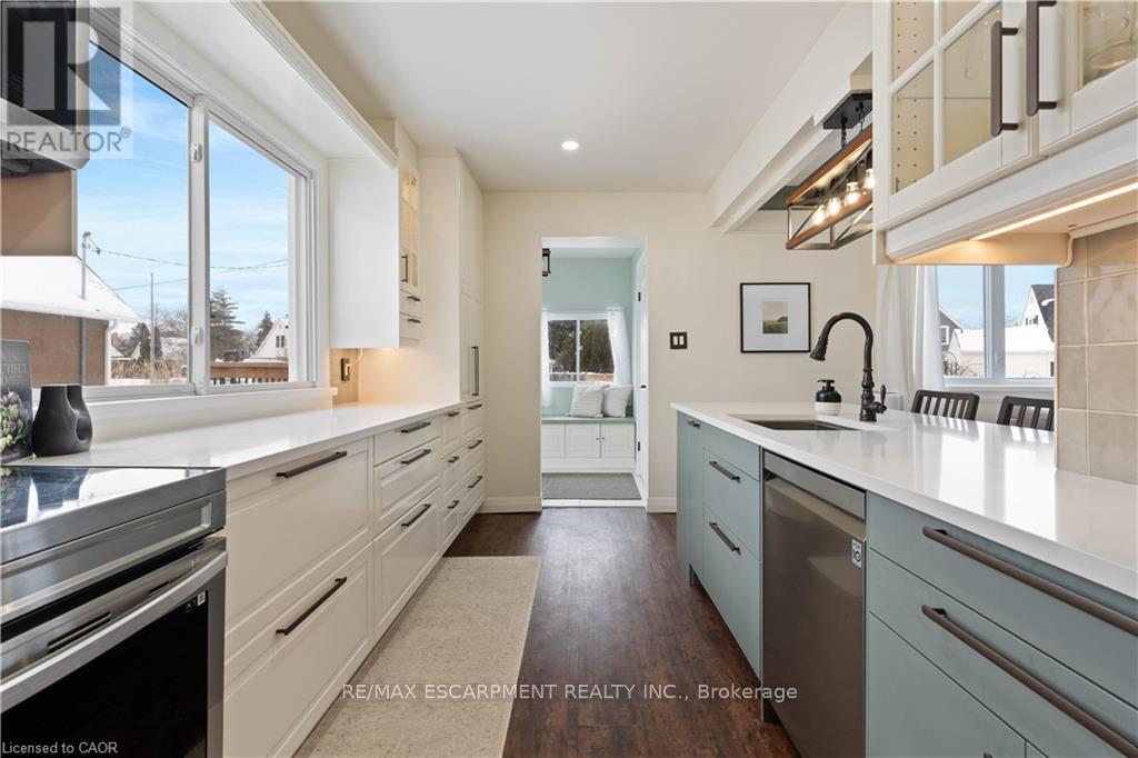 18 Flanders Avenue, St. Catharines, ON - Indoor Photo Showing Kitchen With Upgraded Kitchen