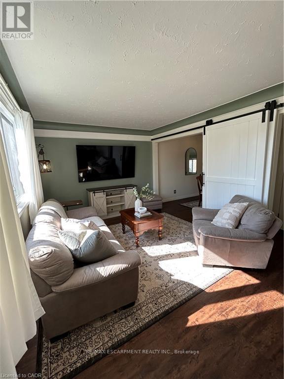 18 Flanders Avenue, St. Catharines, ON - Indoor Photo Showing Living Room