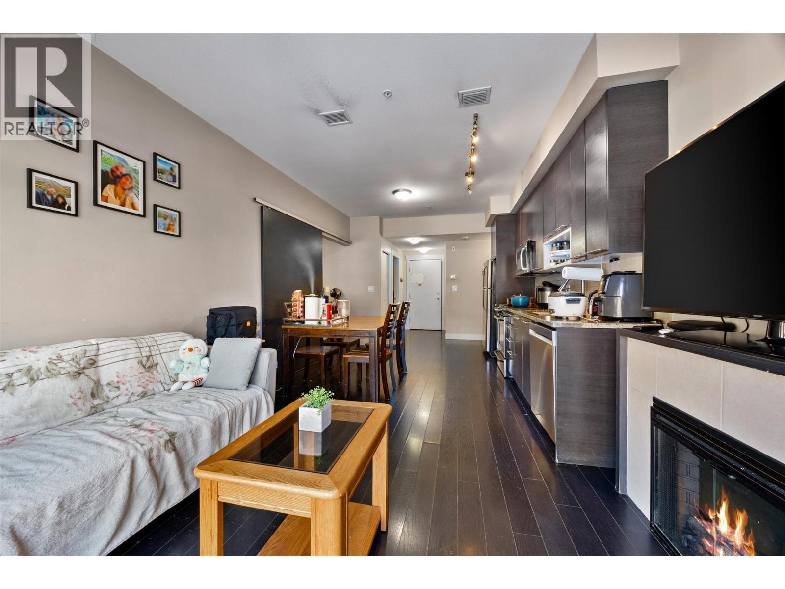 1030 Talasa Way Unit# 2312, Kamloops, BC - Indoor Photo Showing Living Room With Fireplace