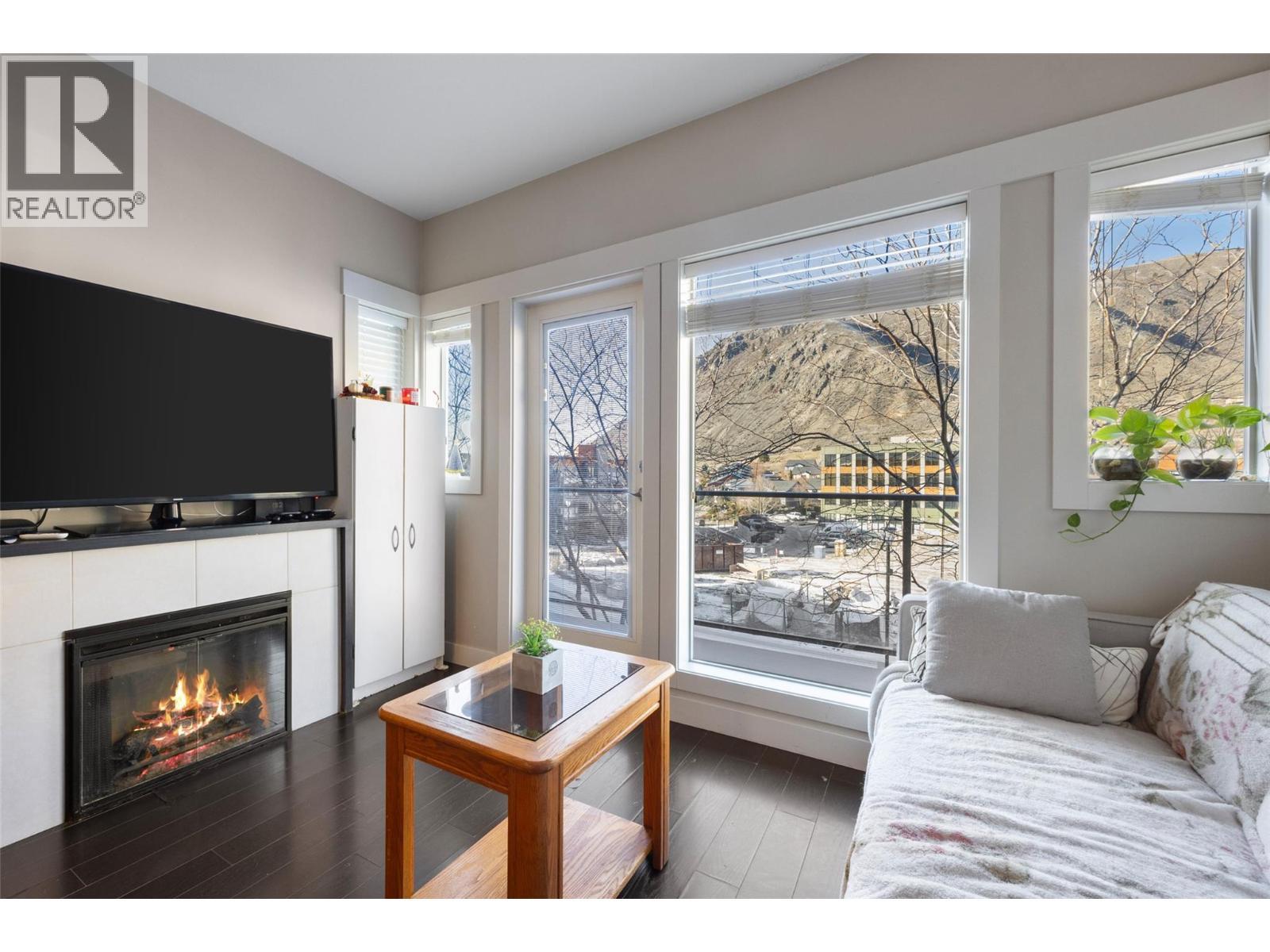 1030 Talasa Way Unit# 2312, Kamloops, BC - Indoor Photo Showing Living Room With Fireplace