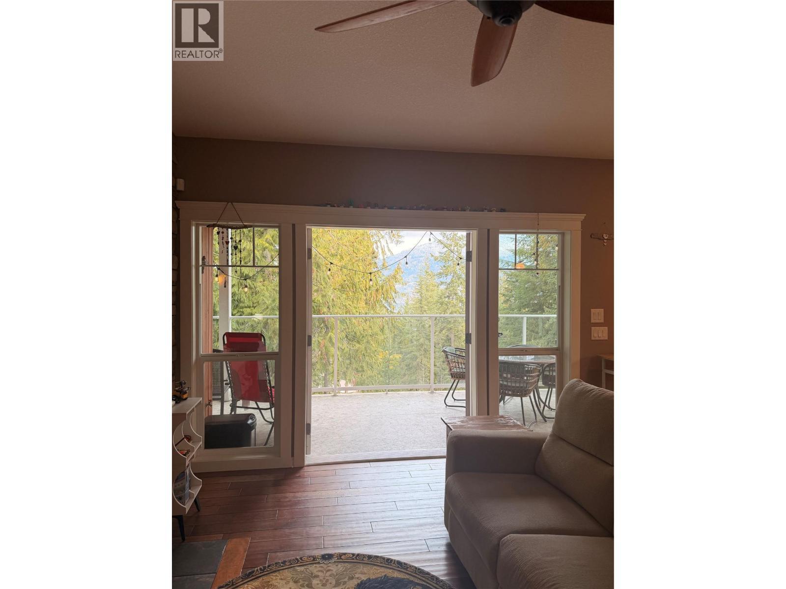 3970 Talin Place, Eagle Bay, BC - Indoor Photo Showing Living Room
