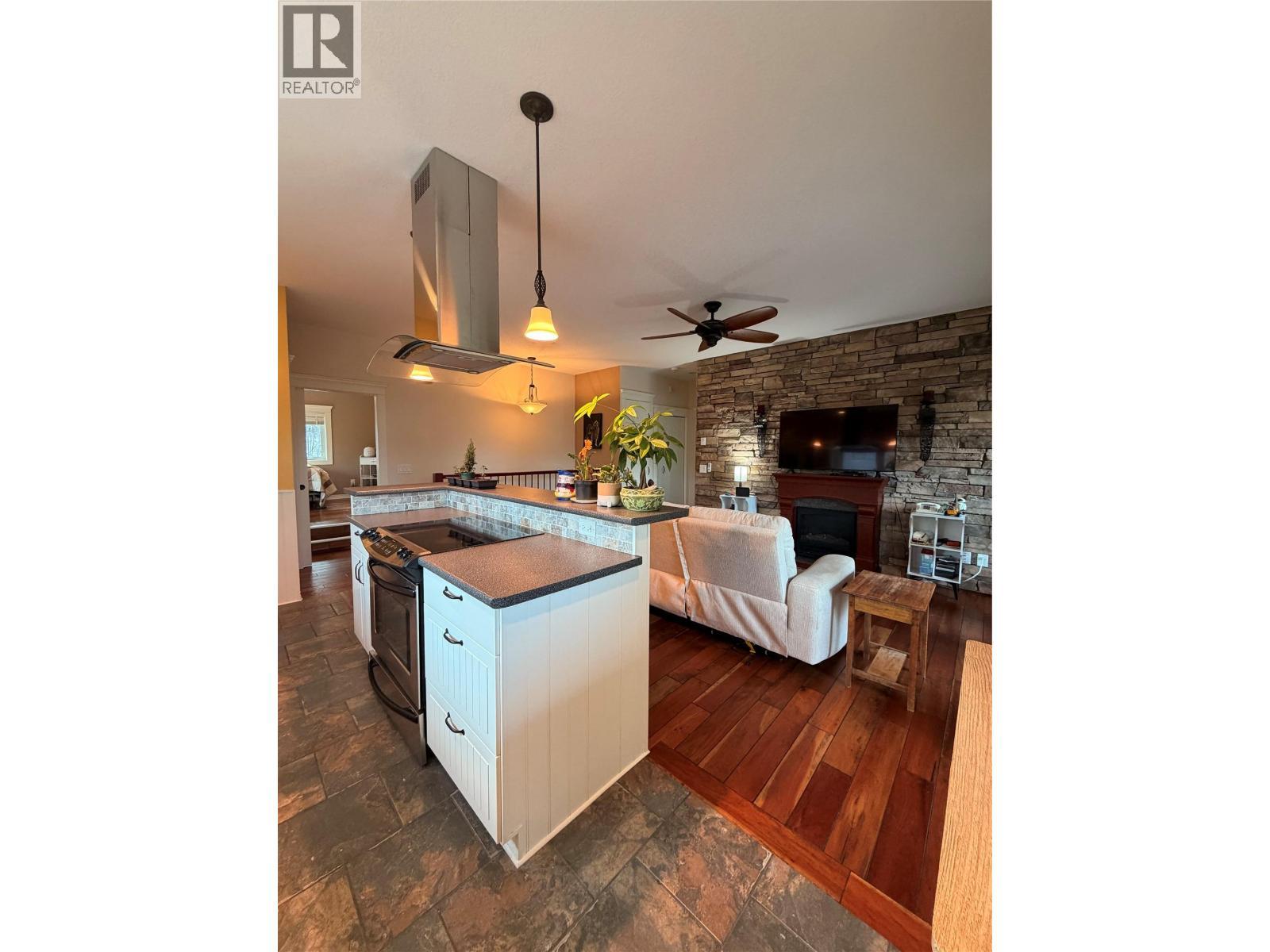 3970 Talin Place, Eagle Bay, BC - Indoor With Fireplace