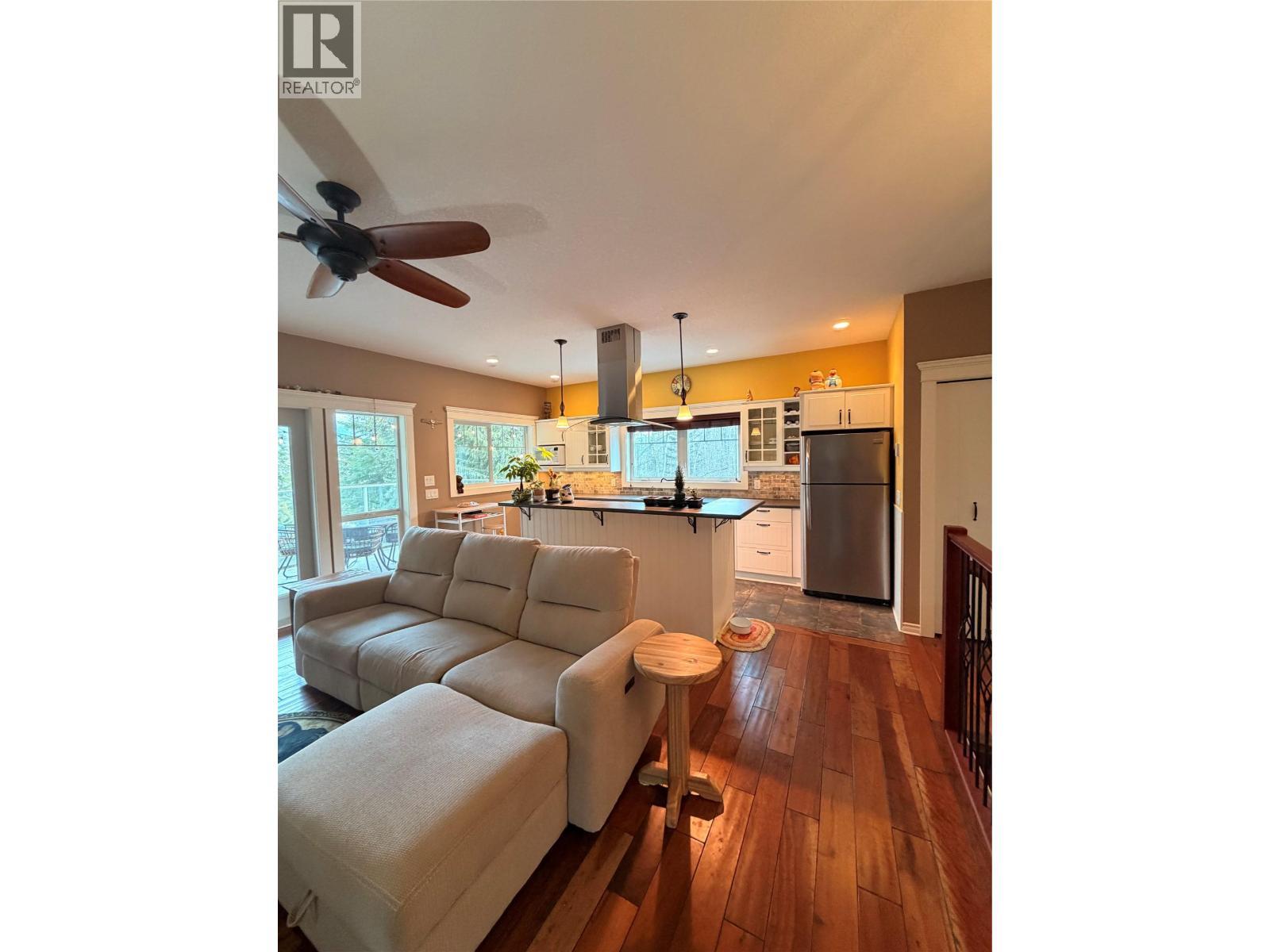 3970 Talin Place, Eagle Bay, BC - Indoor Photo Showing Living Room