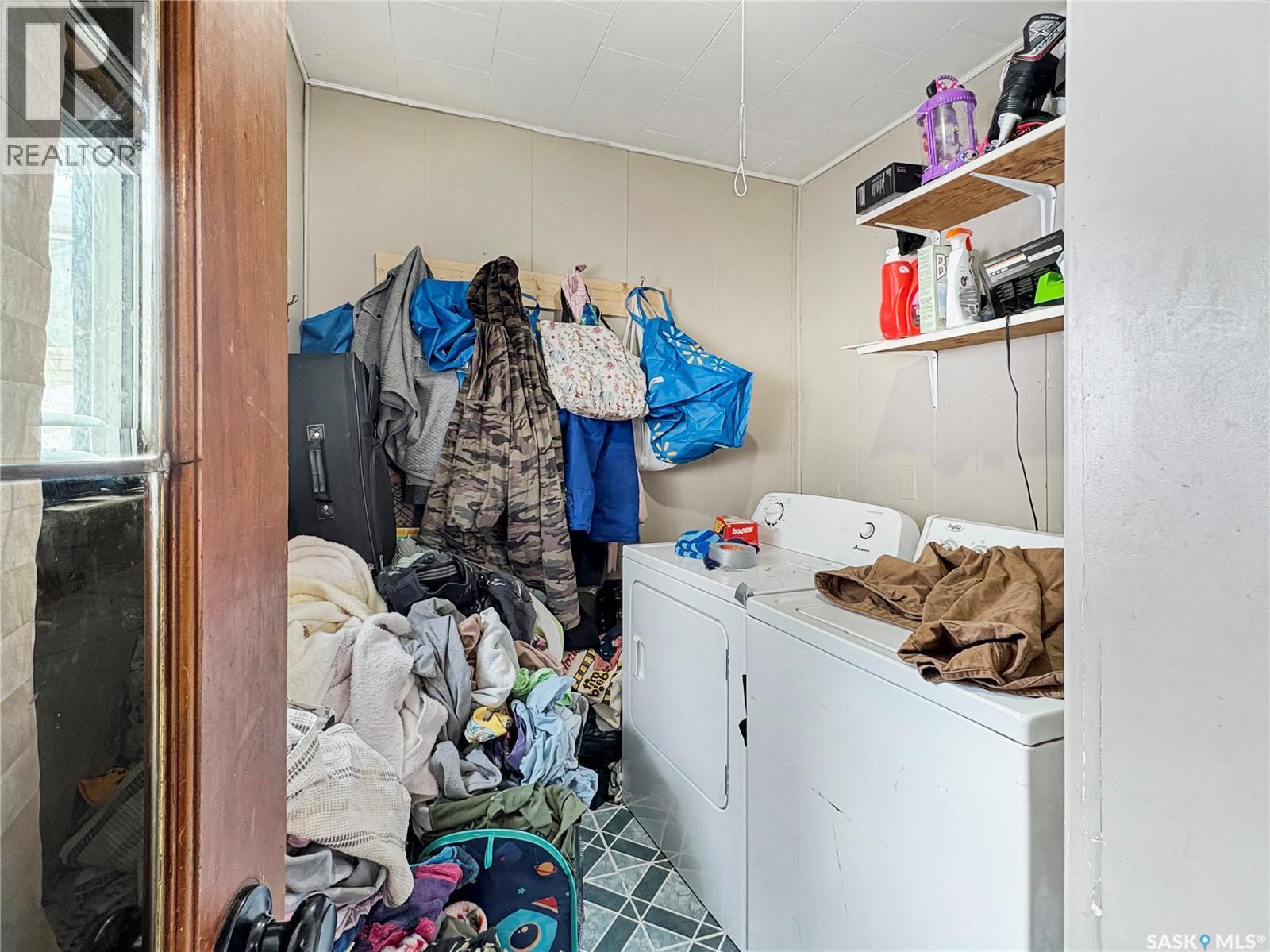 1062 104Th Street, North Battleford, SK - Indoor Photo Showing Laundry Room