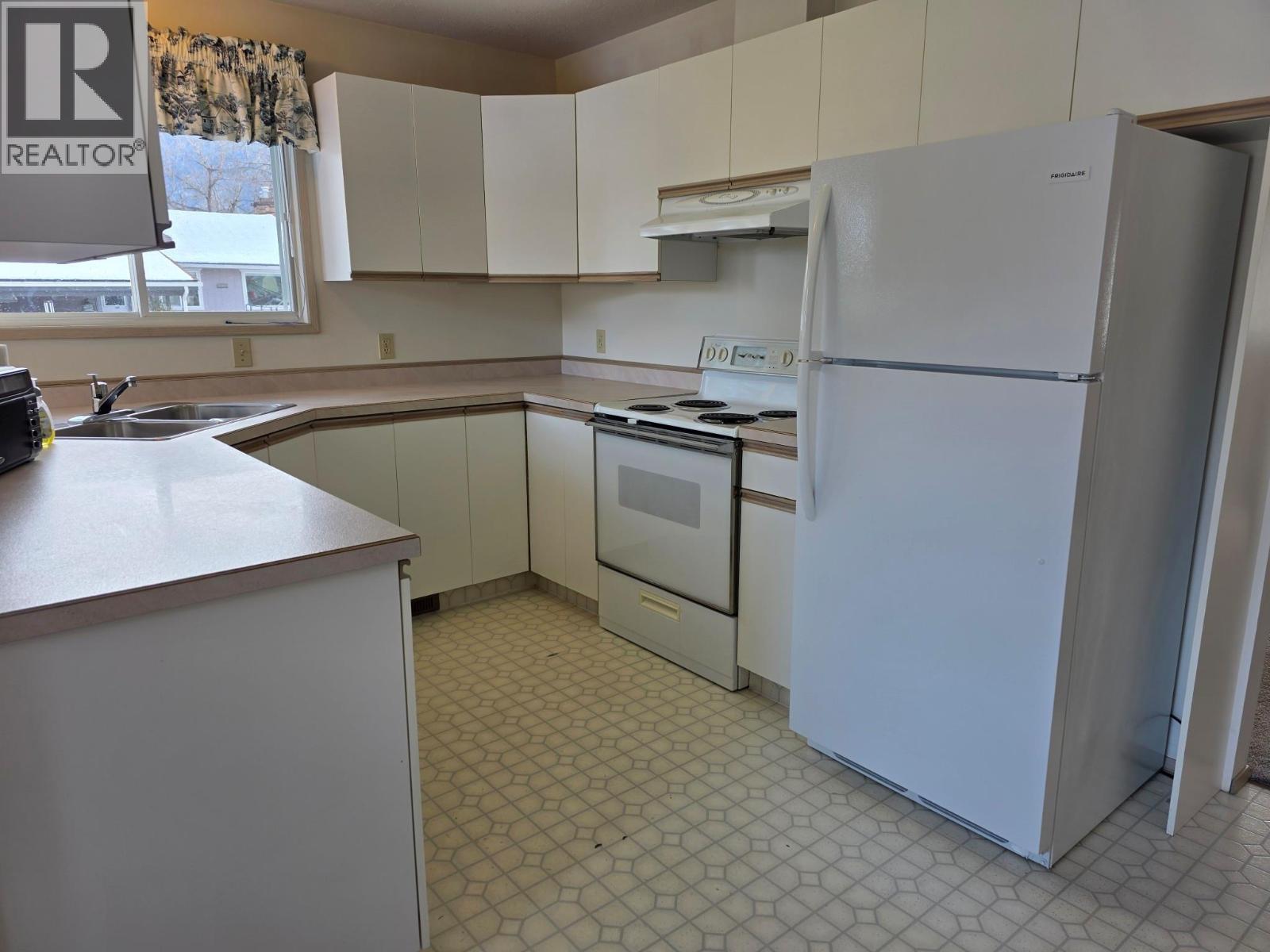 6660 21St Street, Grand Forks, BC - Indoor Photo Showing Kitchen With Double Sink