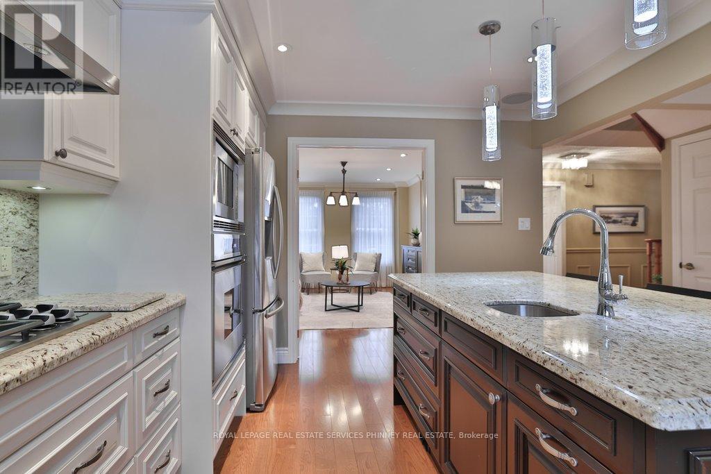 2289 Beejay Court, Mississauga, ON - Indoor Photo Showing Kitchen With Upgraded Kitchen