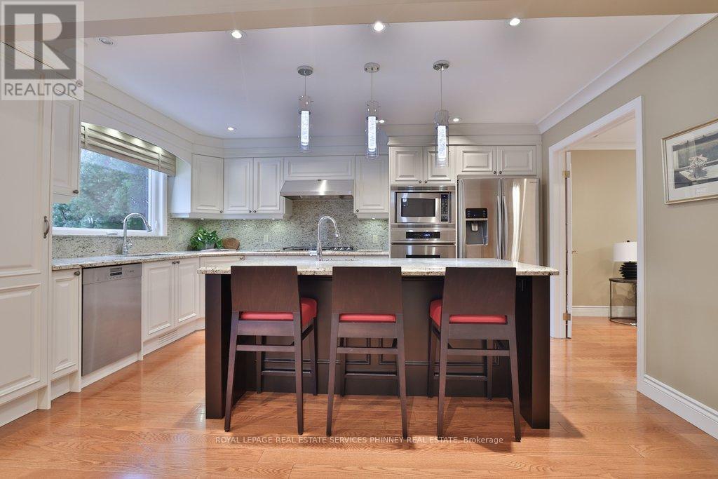 2289 Beejay Court, Mississauga, ON - Indoor Photo Showing Kitchen With Upgraded Kitchen