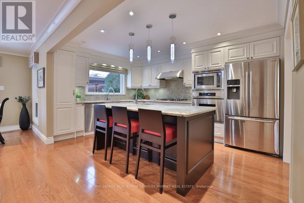 2289 Beejay Court, Mississauga, ON - Indoor Photo Showing Kitchen With Upgraded Kitchen