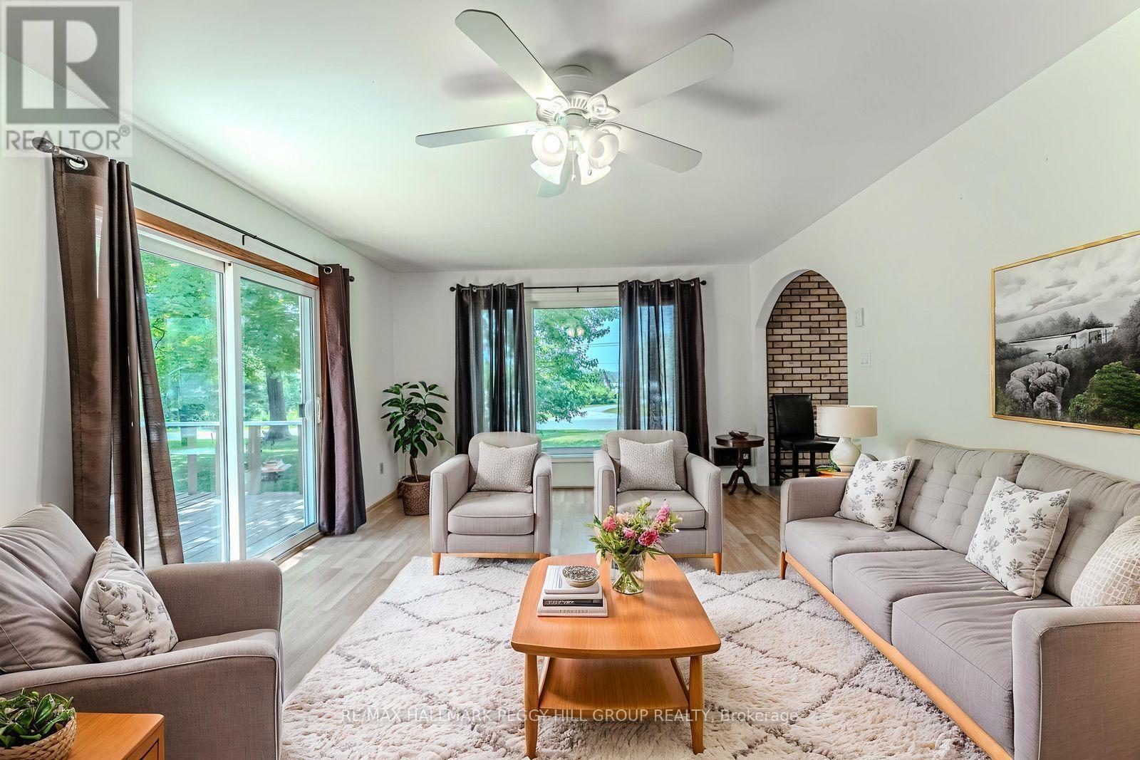 332 Baxter Loop Road, Georgian Bay, ON - Indoor Photo Showing Living Room