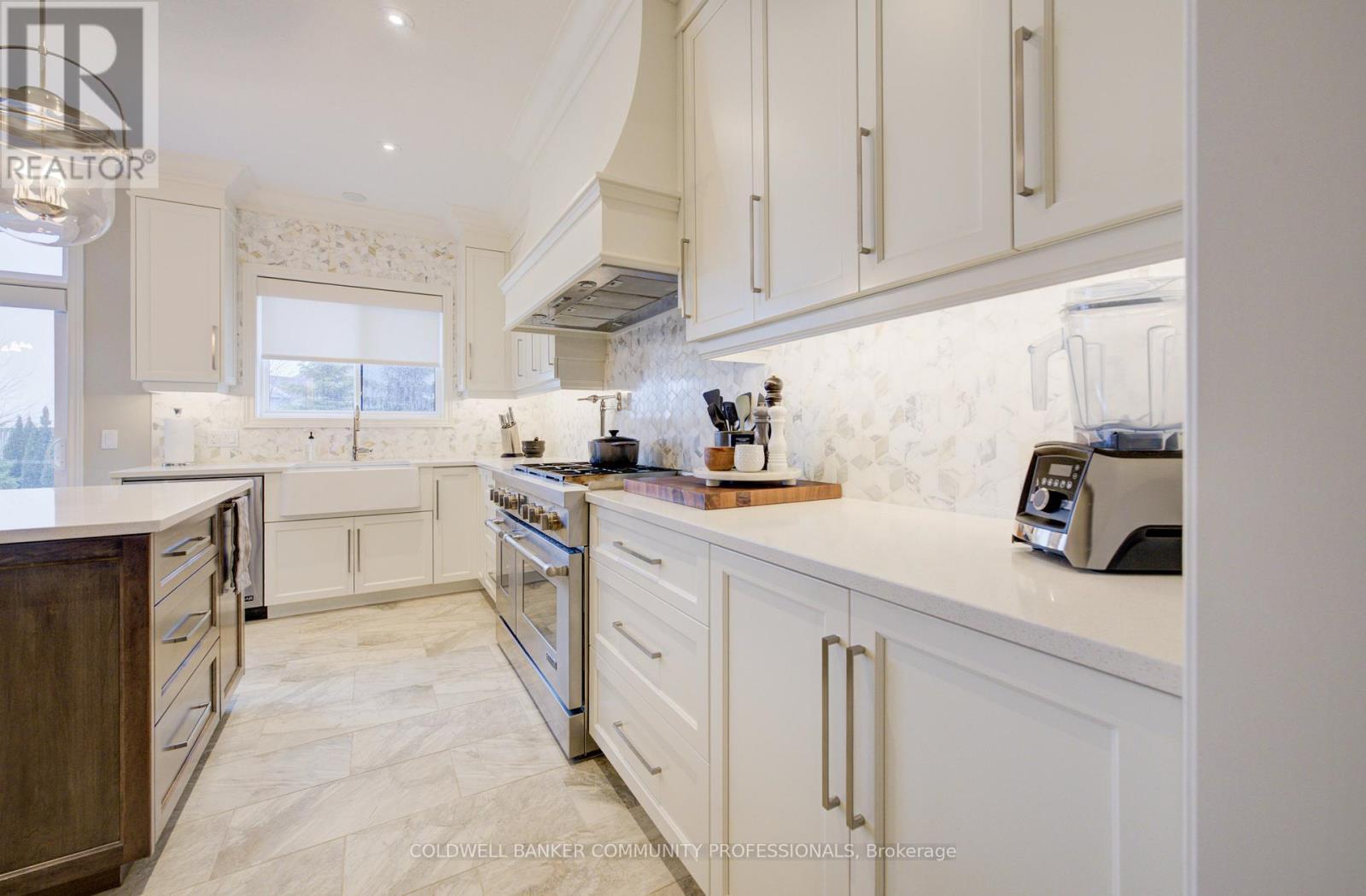 24 Festival Way, Hamilton, ON - Indoor Photo Showing Kitchen With Upgraded Kitchen