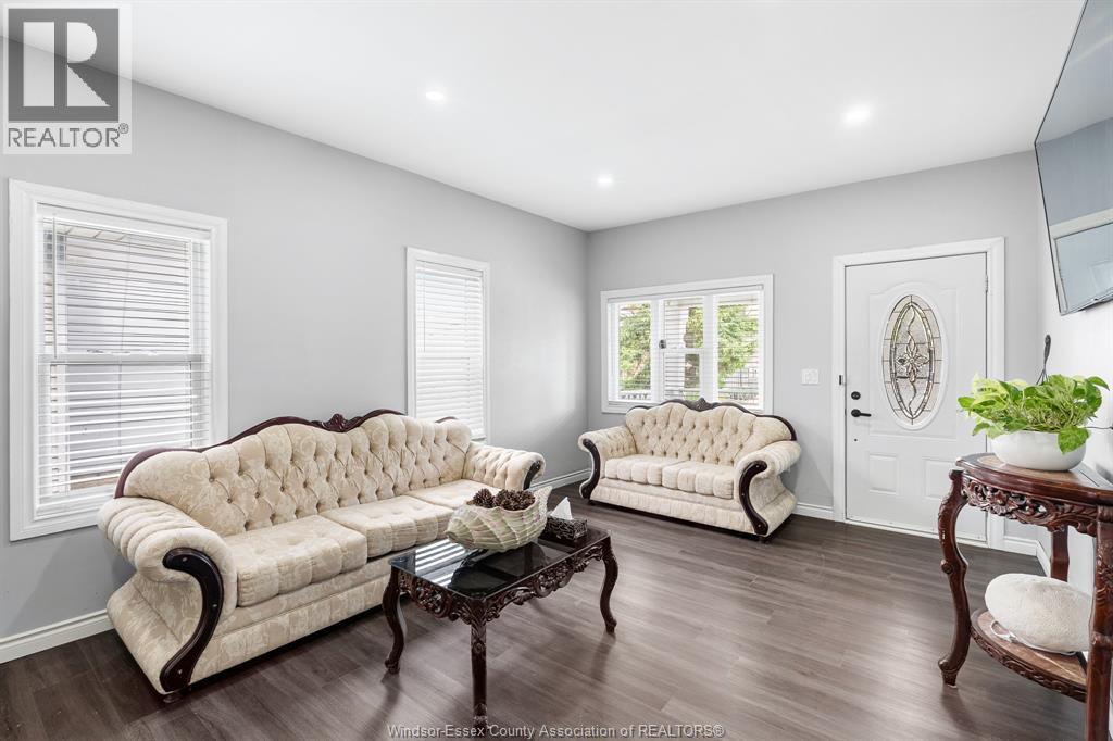 1139 Wellington, Windsor, ON - Indoor Photo Showing Living Room