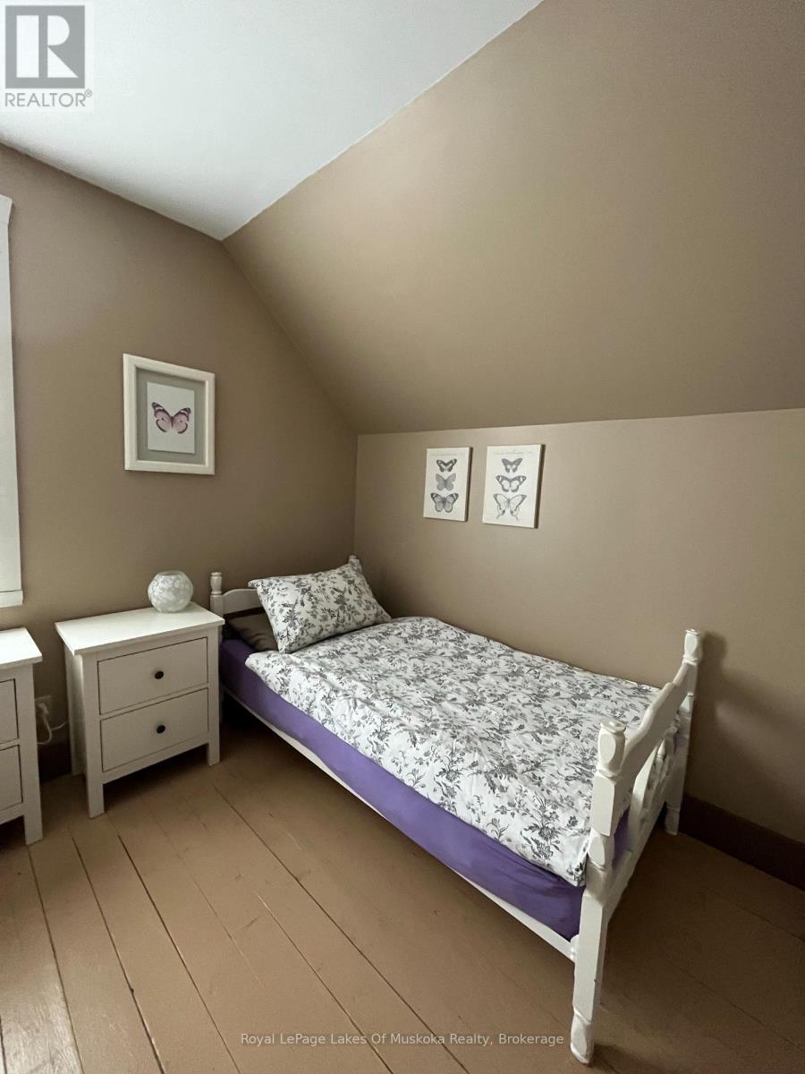 2245 Ahmic Lake Road, Magnetawan, ON - Indoor Photo Showing Bedroom