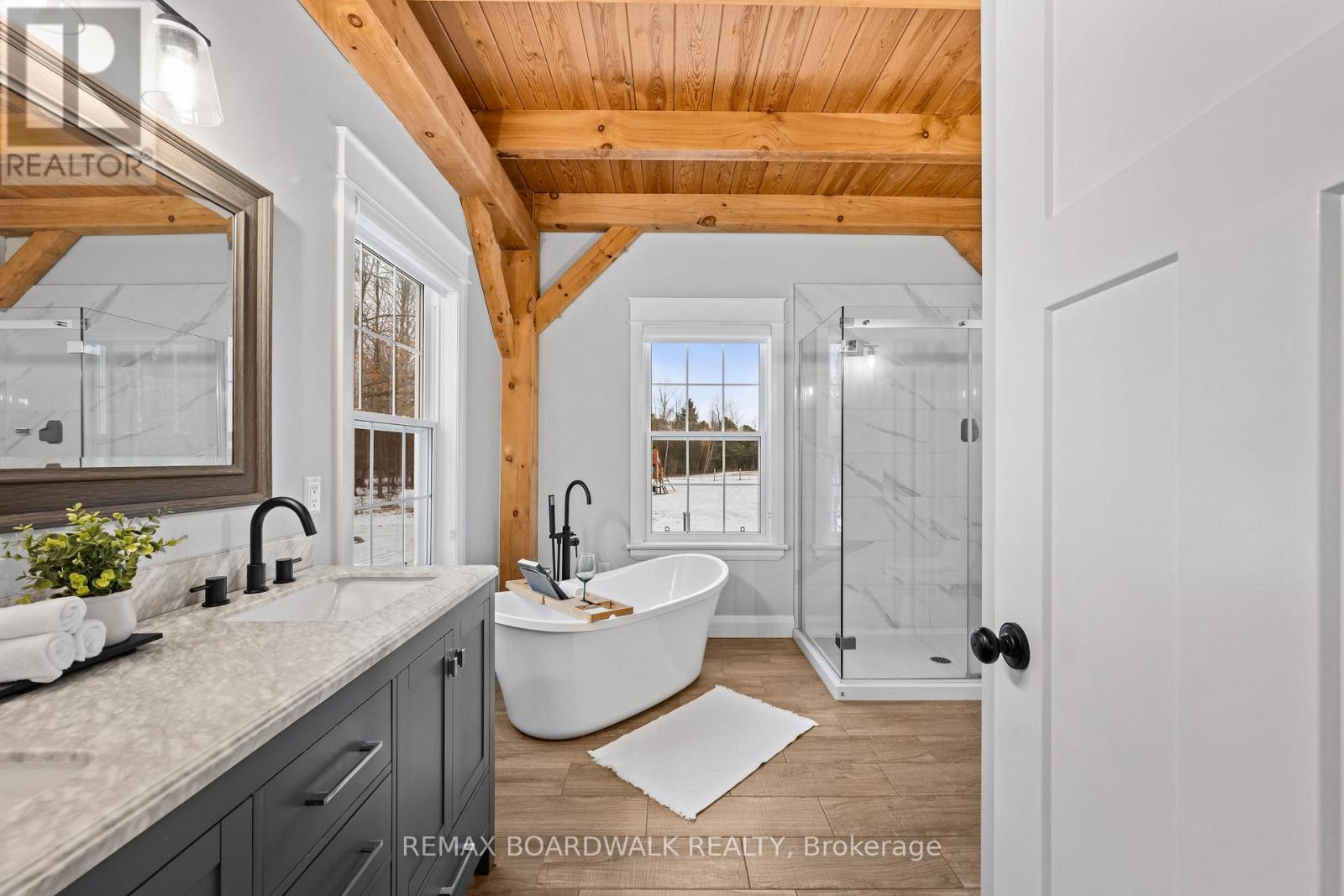 4pc Ensuite with Double Sinks - Main Level - 4701 4Th Concession Road, Augusta, ON - Indoor Photo Showing Bathroom