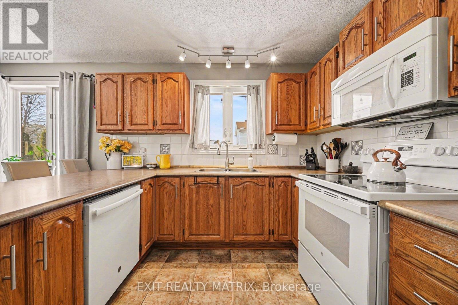 39 Lapointe Boulevard, Russell, ON - Indoor Photo Showing Kitchen With Double Sink
