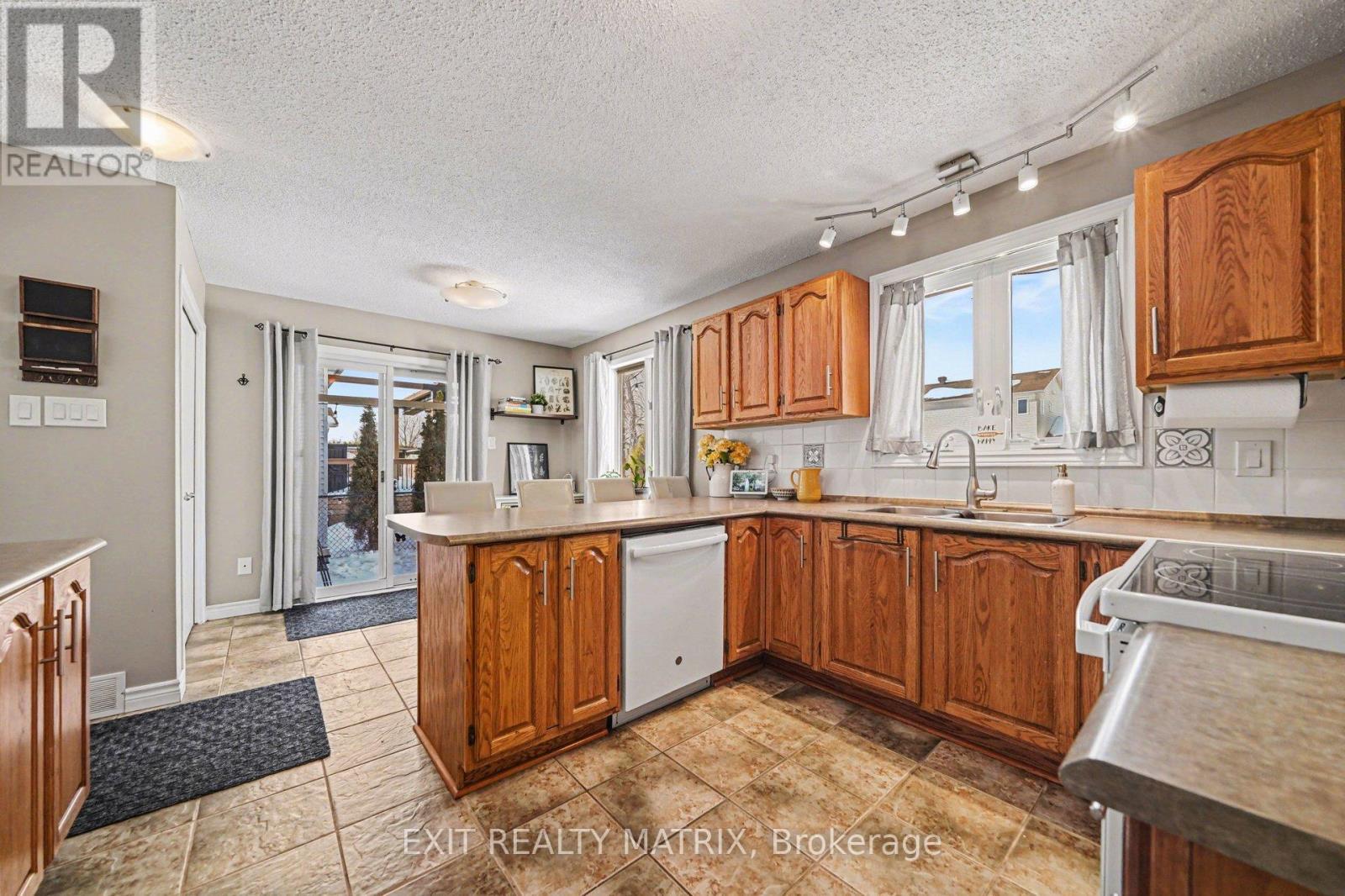 39 Lapointe Boulevard, Russell, ON - Indoor Photo Showing Kitchen With Double Sink