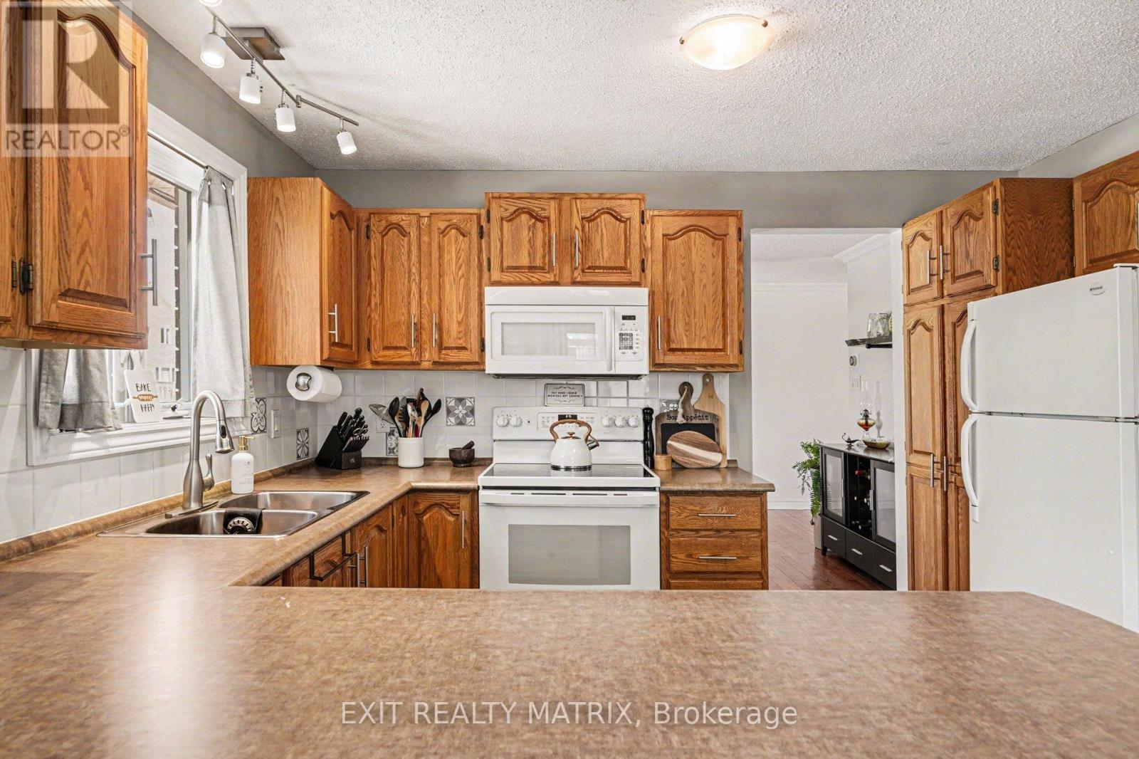 39 Lapointe Boulevard, Russell, ON - Indoor Photo Showing Kitchen With Double Sink