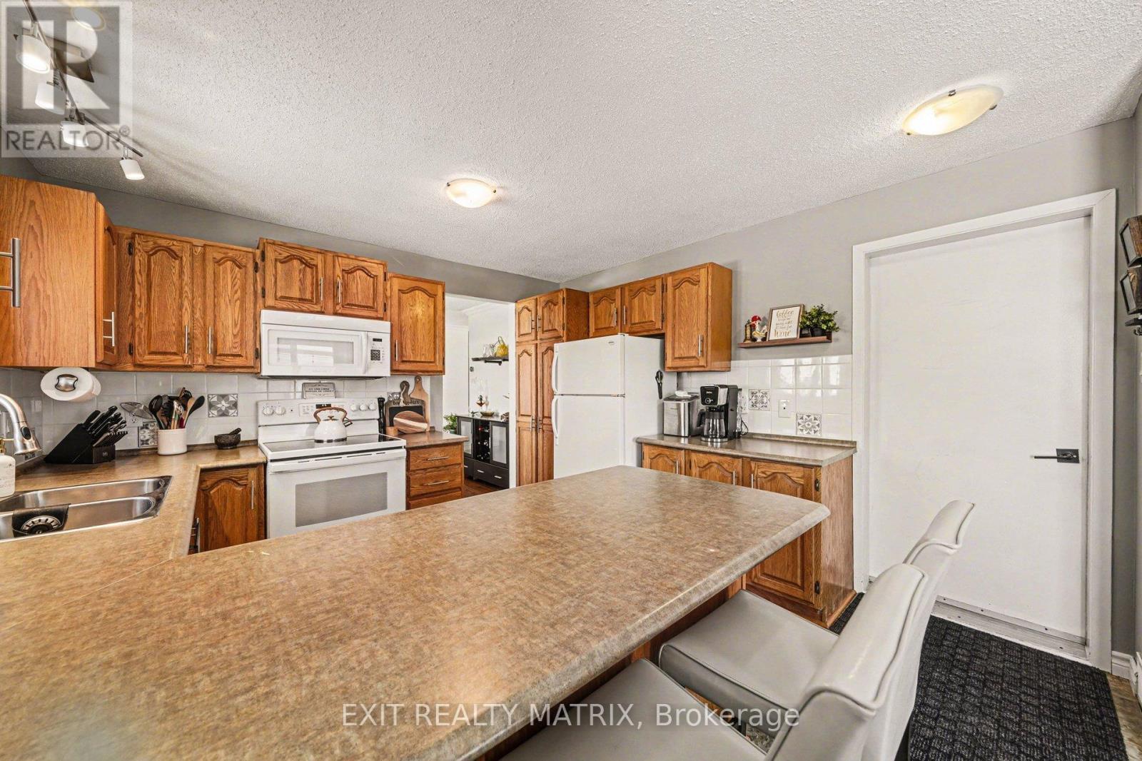 39 Lapointe Boulevard, Russell, ON - Indoor Photo Showing Kitchen With Double Sink