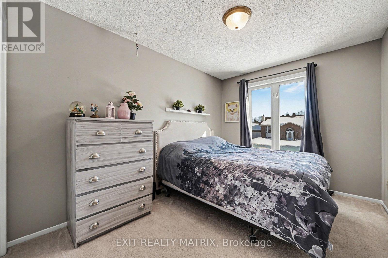 39 Lapointe Boulevard, Russell, ON - Indoor Photo Showing Bedroom