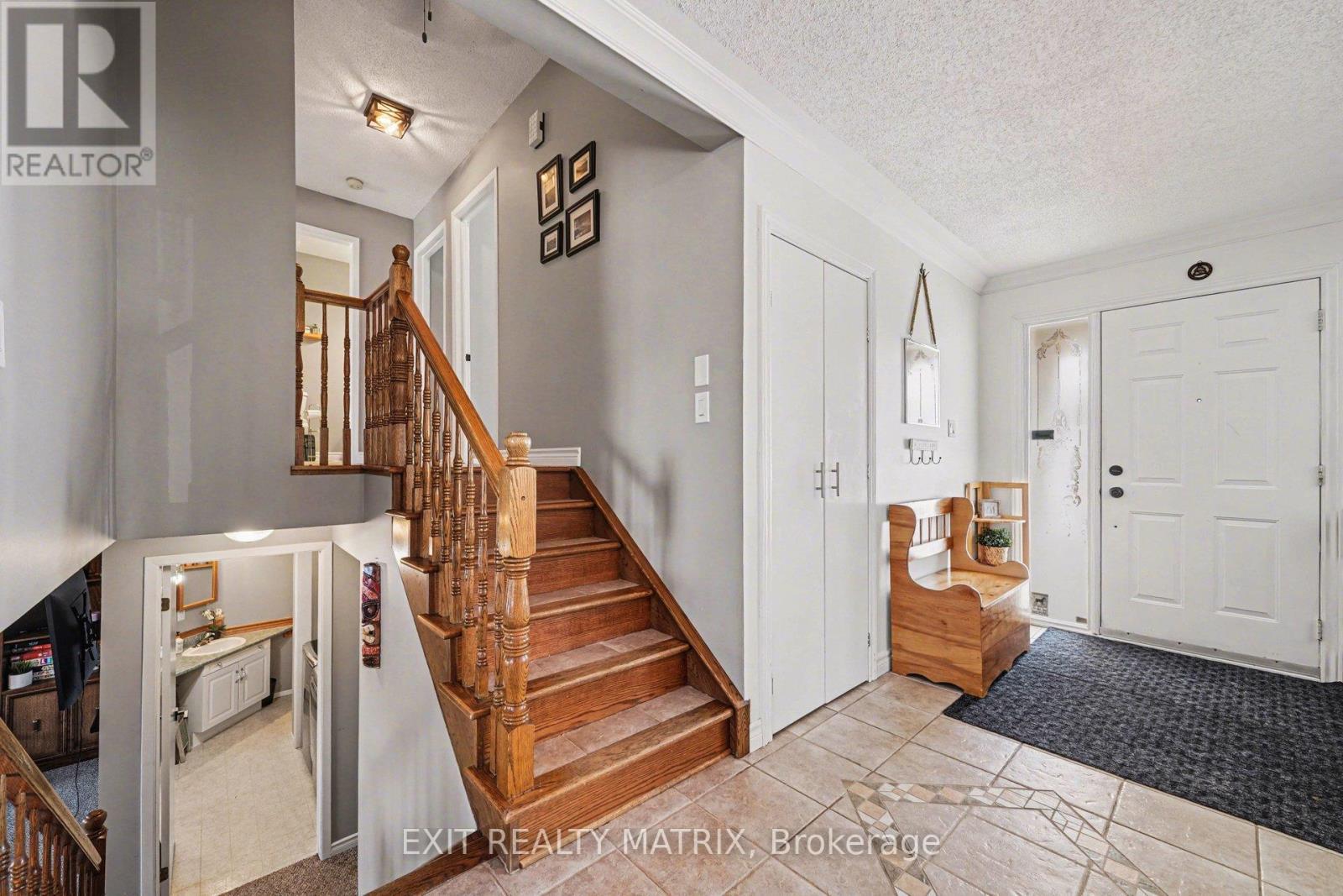 39 Lapointe Boulevard, Russell, ON - Indoor Photo Showing Other Room