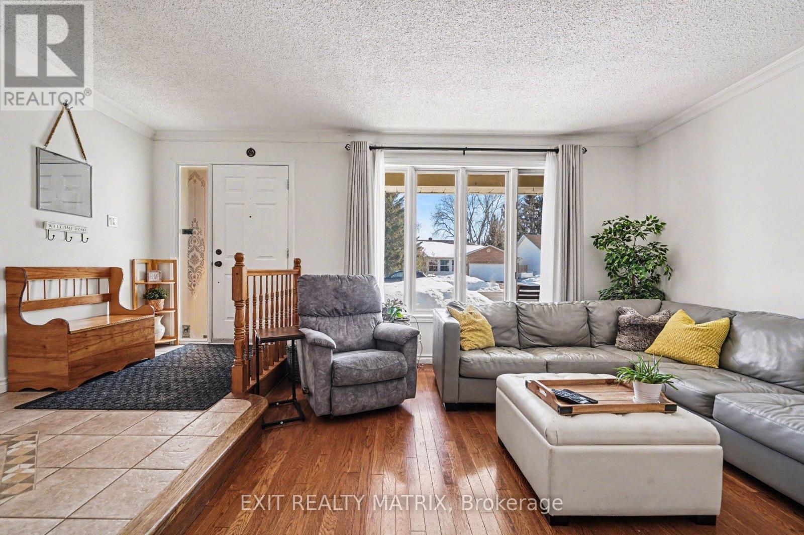 39 Lapointe Boulevard, Russell, ON - Indoor Photo Showing Living Room