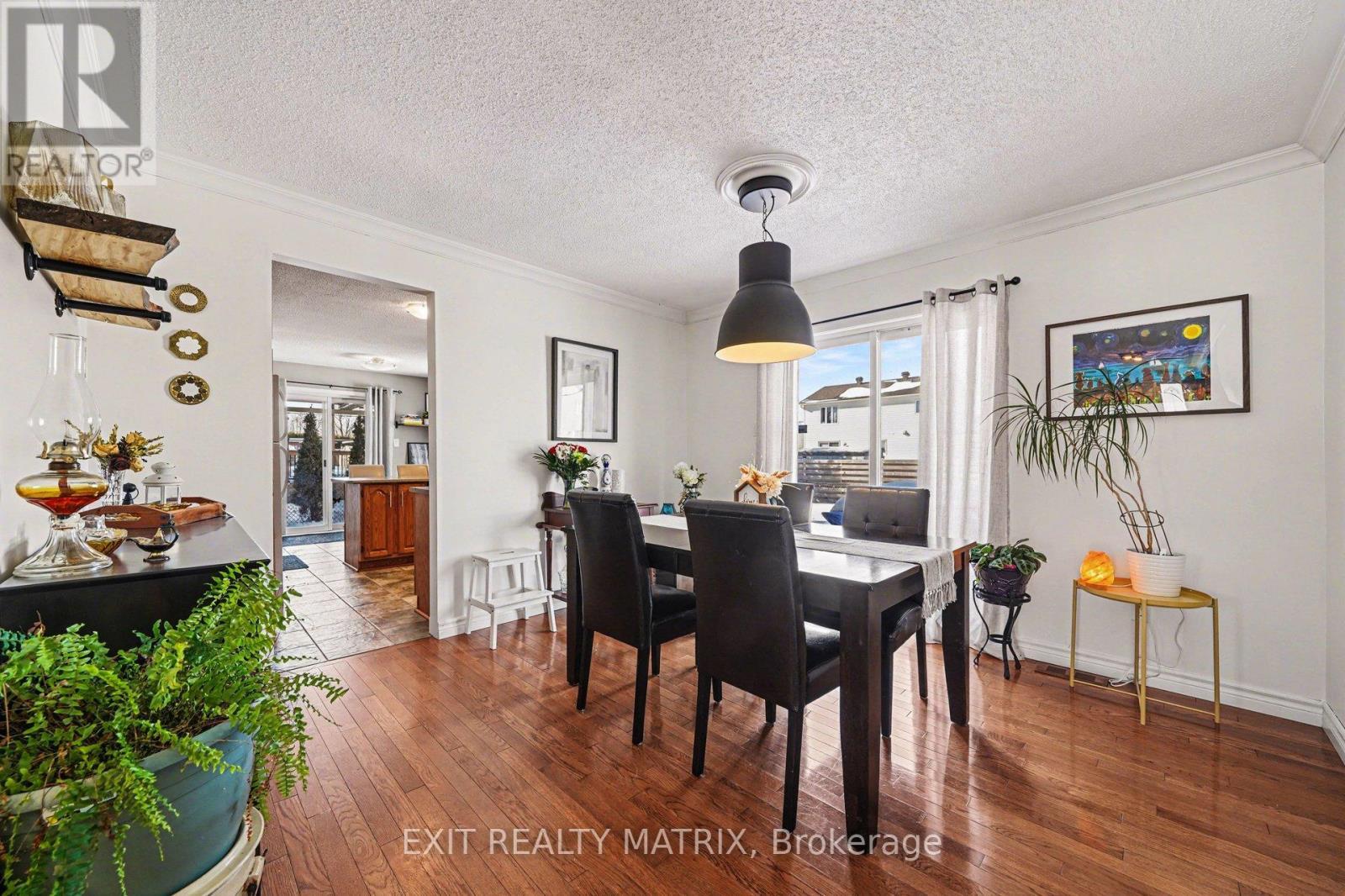 39 Lapointe Boulevard, Russell, ON - Indoor Photo Showing Dining Room